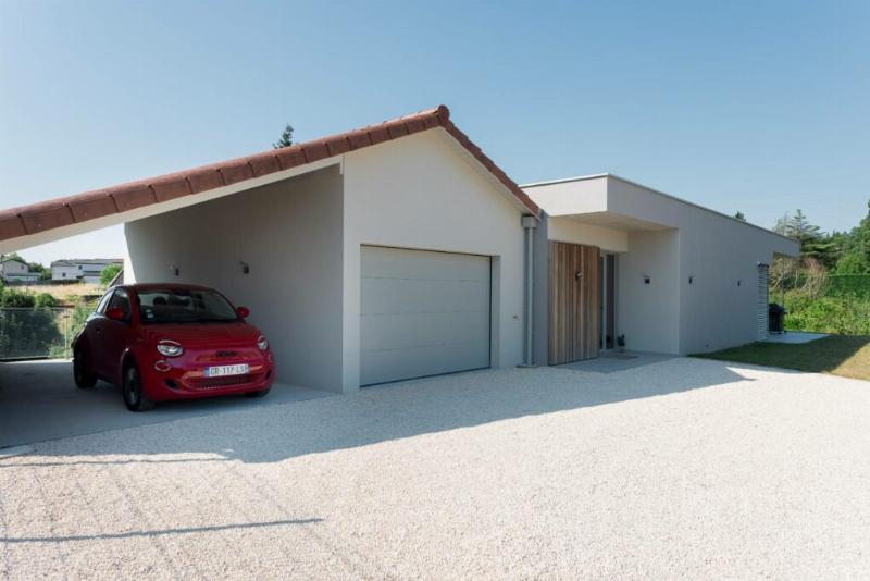 Piscine d’une maison d’architecture moderne californienne illuminée la nuit